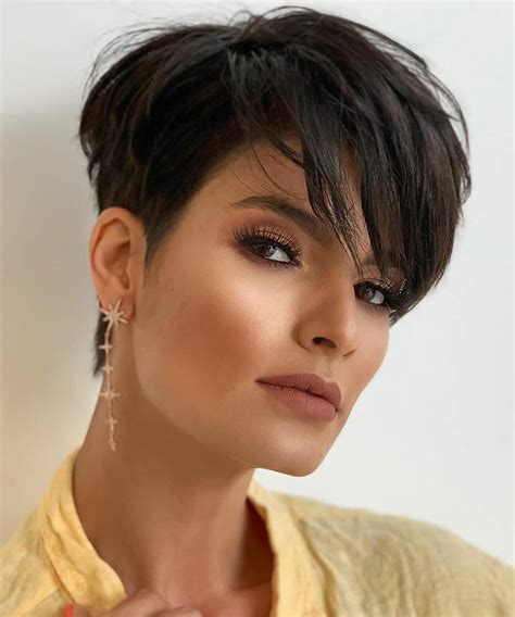 Female Pixie Hairstyles And Haircuts In 2021 Pixie Cut Hairstyle