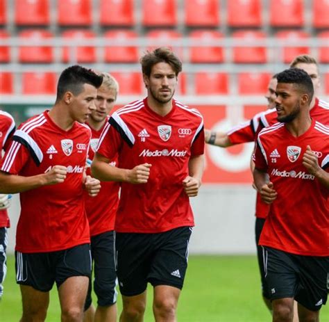 Dpa / daniel maurer/archiv oral verabschiedet neun spieler. Ingolstadt geht mit kleinem Kader in Saison der Bundesliga ...