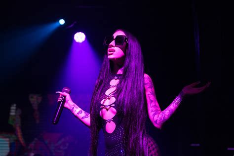 The Viral Sensation: Azula's OnlyFans Strategy