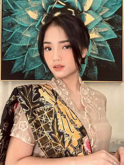 Adu Gaya Sarah Menzel dan Fuji Kenakan Kebaya di Acara Tedak Siten