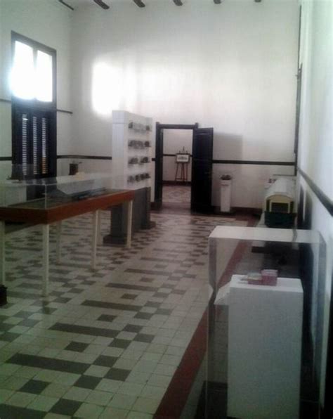 Lawang sewu is an important place in semarang and for many years tourists have been returning to semarang only to have a glimpse of this amazing place here. Lawang Sewu di Semarang - Garnesia.com