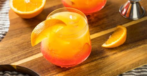 25 best fruity alcoholic drinks to sip poolside insanely good