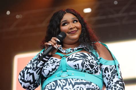 Lizzo Clapped Back At Fatphobic Racist Haters Who Constantly Shame