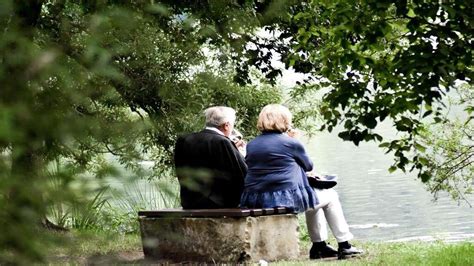 Imádjuk: így szórakoztatja egymást az idős házaspár a karantén alatt | nlc