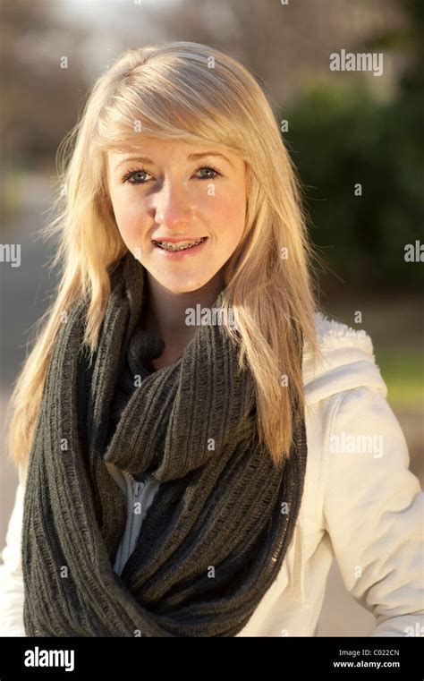 Eine Schlanke Blonde 14 Jährige Teenager Mädchen Mit Klammern An Den
