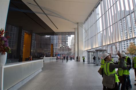 Más de 3.000 ejecutivos trabajan en el complejo. An Exclusive Look Inside New York's Four World Trade ...