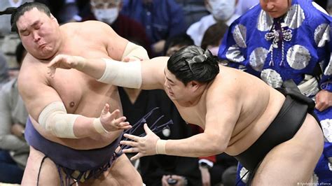 Japan Sumo Wrestler Deaths Raise Obesity Concerns Dw 12022021