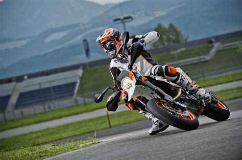 Keine änderungen am fahrzeug notwendig. 2014 KTM 690 SMC R Review
