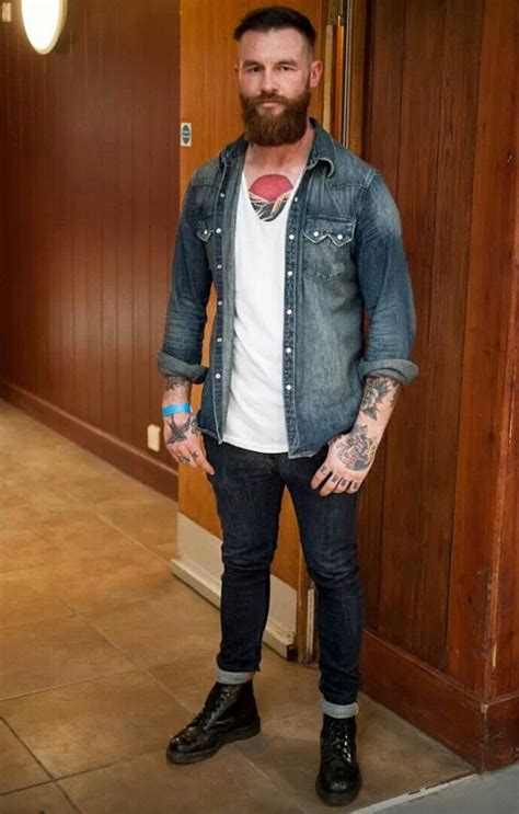 You can choose tops with neutral or dull colors to match with these skinny jeans and shorts. how to wear #DocMartensstyle in 2020 | Dr martens outfit ...