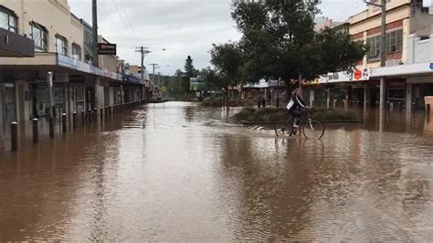 Queensland Weather Rockhampton Residents Told To Evacuate As Cyclone