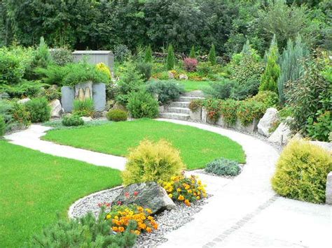 Achten sie hierbei darauf, dass sie oberflächliche wurzeln nicht mit der harke verletzten. Koniferen | Garten, Koniferen, Pflanzen