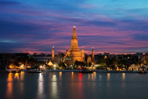 Templo De Wat Arun Y Río Chao Phraya En La Noche En Bangkok Tailandia