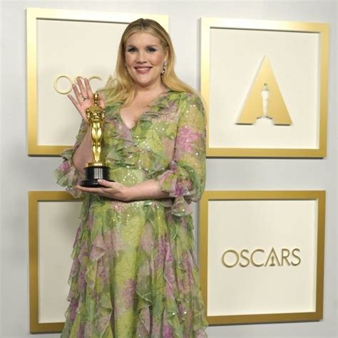 Emerald Fennell Con Su Oscar A Mejor Guion Original En Los Oscars 2021 Alfombra Roja De Los