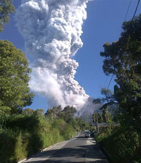 Unsplash/ ben turnbull tipe letusan strombolian bisa diikuti dengan semburan lava pijar yang menyembur secara berkala pada akhir pekan kemarin, tepatnya sabtu (10/4), empat gunung berapi di indonesia mengalami erupsi. (Video & Gambar) Gunung Berapi Paling Aktif di Indonesia ...