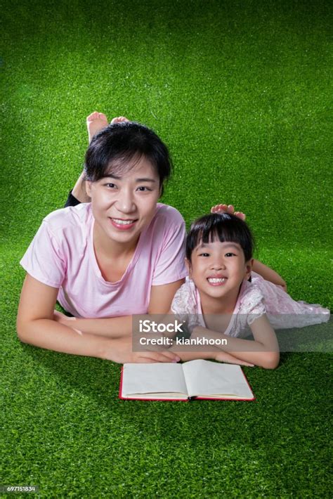 Ibu Dan Putri Cina Asia Membaca Buku Foto Stok Unduh Gambar Sekarang