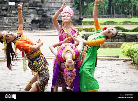 Indonesian Dancer With Traditional Customs Are Ready To Perform To Celebrate The World Dance Day