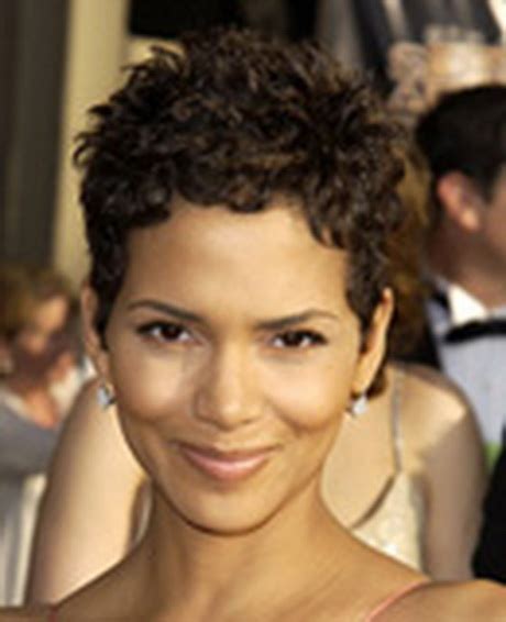 Bonjours, j'ai les cheveux court et j'aimerais avoir une coupe du style kanye west ou ludacris voici les . Coupes courtes frisées