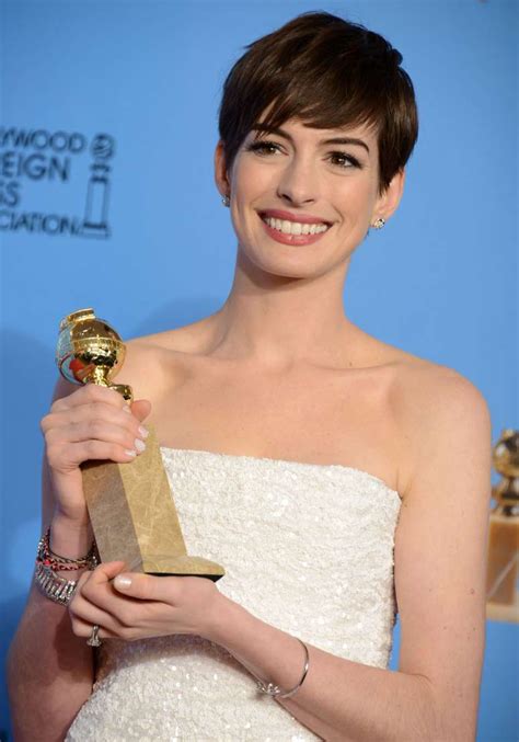 Hathaway Leva Globo De Ouro De Melhor Atriz Coadjuvante
