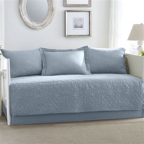 Sometimes very crisp clean lines is what sets a bedroom apart from something just thrown together and one that has some thought applied. 20 reasons to buy Black daybed bedding sets | Interior ...