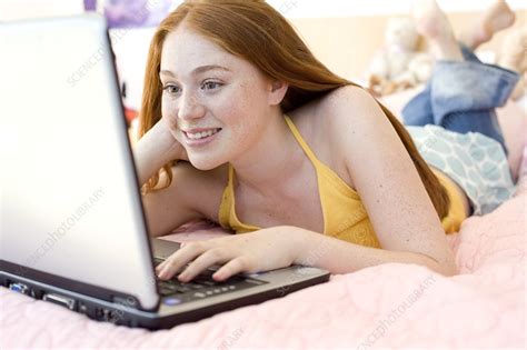 Teenage girl using a laptop computer - Stock Image - F001/2884 ...