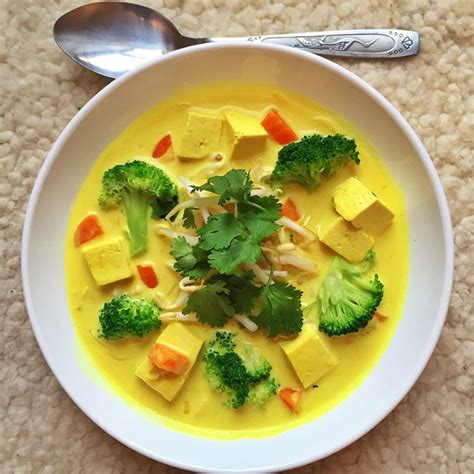 Assaisonnez avec le curcuma, le sel et le poivre. Recette: Soupe thaï végétarienne au tofu et brocoli | Glouton
