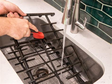 How to Clean a Gas Stovetop | HGTV
