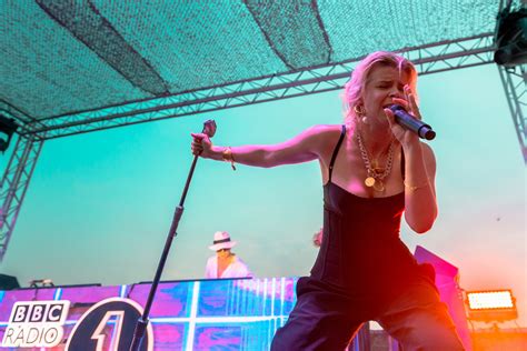 Watch Robyn Perform Comeback Single Missing U In Ibiza News DIY
