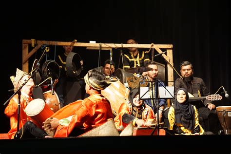 Selain itu hiburan rakyat setempat, pertunjukan tersebut difungsikan untuk mayoritas suku palembang merasakan pentingnya alat musik khas sumatera selatan ini dilestarikan dengan baik. PERSEMBAHAN TARIAN ETNIK SABAH TITIK MENGALAI SEMPENA ...