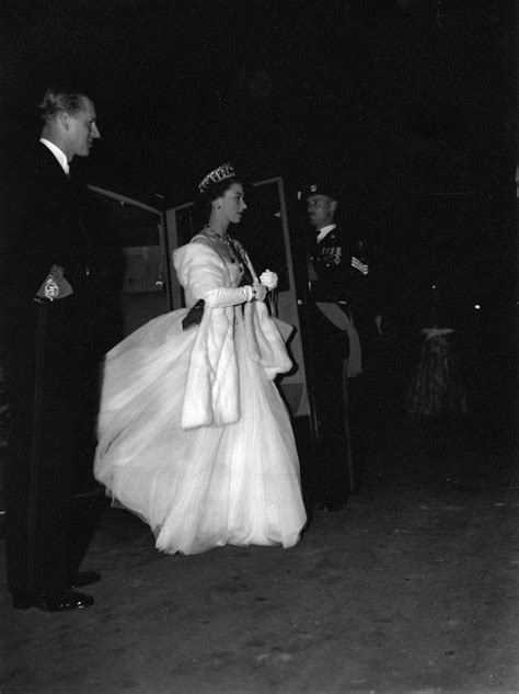 Image Of Queen Elizabeth Iis Arrival At The Exhibition Building For The Royal Ball City