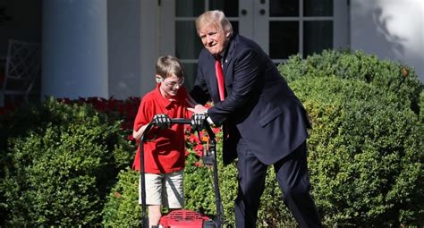 Explore tweets of sergio fajardo @sergio_fajardo on twitter. Niño corta césped en la Casa Blanca