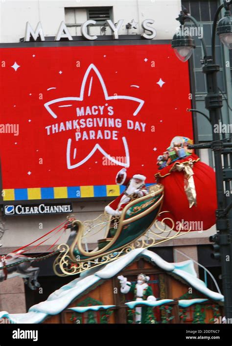 Santa Claus Macys Thanksgiving Day Hi Res Stock Photography And Images