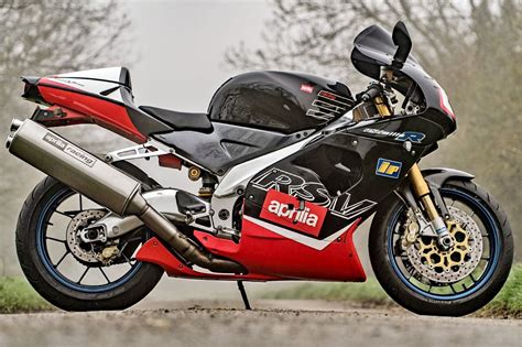 Four stroke, longitudinal 60 degreesv twin, dohc, 4 valves per cylinder capacity: 2000 Aprilia RSV Mille R | Aprilia, Cool bikes, Aprilia ...