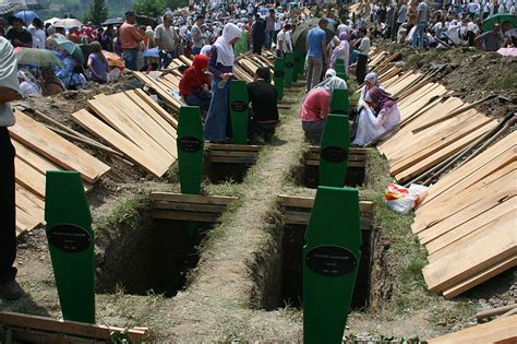 Im berufungsverfahren um das massaker von srebrenica plädierten die verteidiger von ratko mladić auf freispruch. Datoteka:Graves srebrenica bosnia and herzegovina.jpg ...