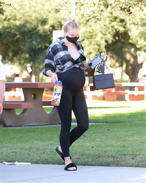 Pregnant Sophie Turner Baby Bump Pictures Photos See Belly Grow