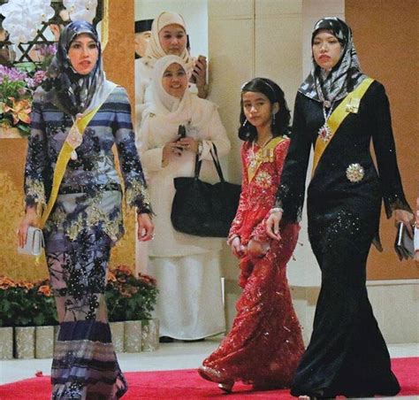 His former second wife, mariam abdul aziz (the former pengiran isteri), was a former flight attendant for the national carrier, royal brunei airlines. Lulusan Undang-Undang, PUTERI AZEMAH NI'MATUL BOLKIAH Juga ...