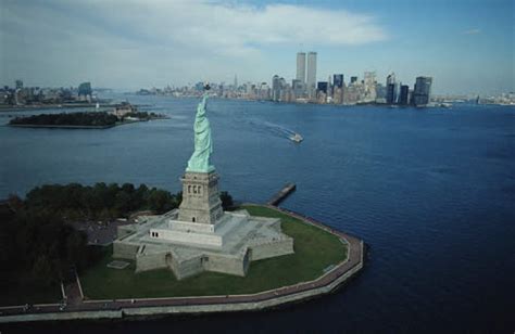 La Estatua De La Libertad Y Ellis Island