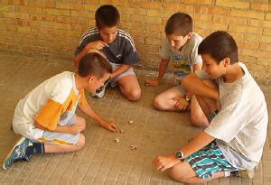 Estos juegos tradicionales y sus reglas eran empleados por los adultos, sin embargo, poco a poco fueron dentro de los juegos tradicionales ejemplos explicados, se pueden encontrar amplias modalidades también está la gallinita ciega, se juega en venezuela, ecuador, honduras y perú. Las tabas - juegaenlacalle