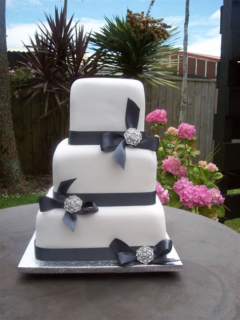 Brooch Wedding Cake 695 • Temptation Cakes Temptation Cakes
