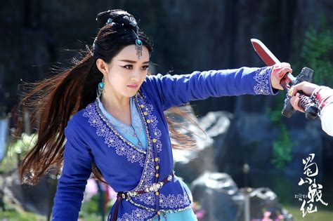 Đều có những phân cảnh vén khăn trùm đầu đẹp đến nao lòng. Những tạo hình đẹp mê mẩn của Triệu Lệ Dĩnh trong phim cổ ...