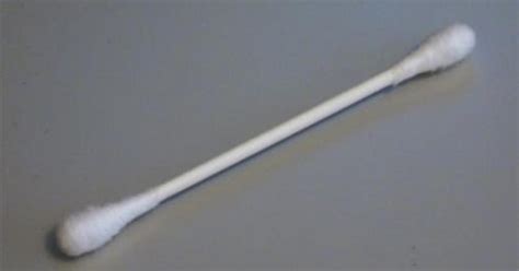 Medical Minute Cleaning Ears With Cotton Swab Cbs Boston