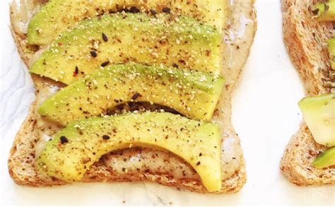 Avocado week torna a milano dal 6 all'8 giugno. Avocado toast con tahina, limone e pepe nero - Anima.TV