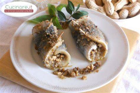 L'aringa affumicata sott'olio è una ricetta della tradizione lombarda facile e veloce da fare, per un antipasto anche a buffet, che si conserva senza problemi e tenuta in serbo per ogni evenienza. Involtini di Aringa al forno | cucinare.it