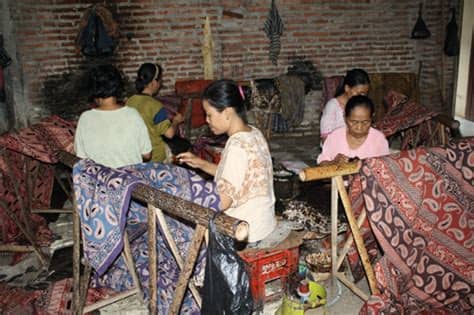 Wisata Batik Pesindon - Membatik