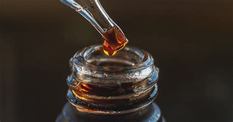 Pomade acne is typically due to buildup of oils near the hairline as a reaction to the hair product, or from clogging of the pores from the product itself. additionally, while sodium laureth sulfate is well known by many to be a blacklisted ingredient for its drying tendencies, there are many other haircare. Huile d'arbre à thé pour les cicatrices d'acné : Preuves ...