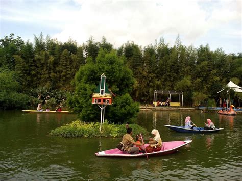 Situ lengkong panjalu adalah nama danau sekaligus destinasi wisata terkenal di ciamis yang letaknya berada di perbatasan kabupaten majalengka alkisah, kawasan kecamatan panjalu yang menjadi lokasi keberadaan situ lengkong pernah dikuasai oleh kerajaan hindu dimana sang raja. Lokasi dan Harga Tiket Masuk Situ Cicerem, Pesona Wisata Telaga Biru dari Kuningan Jawa Barat ...