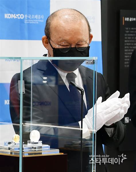 박항서 감독의 초코바가 베트남을 뜨겁게 달구다. 포토 기념 메달 바라보는 박항서 감독 - 스타투데이