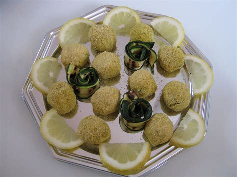 Per realizzare la ricetta delle polpette alla quinoa per 4 persone occorrono: Polpette di quinoa e ceci alla curcuma - AlimentarMente