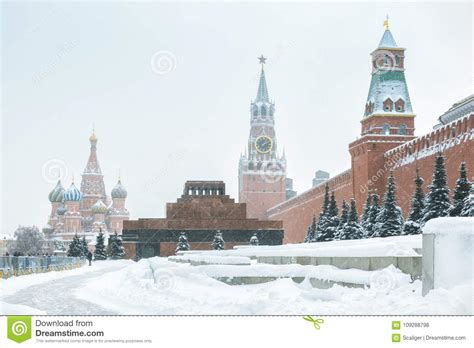 Suchen sie in stockfotos und lizenzfreien bildern zum thema moskau russland von istock. Roter Platz Während Der Schneefälle Im Winter, Moskau ...