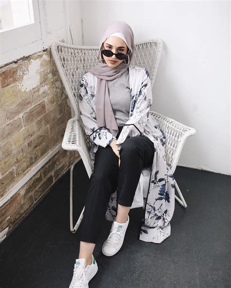 Ootd hijab rok, bagi yang ber hijab memang sedikit susah saat memilih baju yang pas untuk ngampus ataupun jalan. Ootd Hijab Rok Span Hitam Putih | Jilbab Gallery