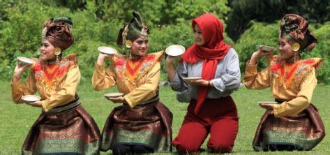 Maybe you would like to learn more about one of these? Properti tari yang digunakan pada gambar di atas adalah.....